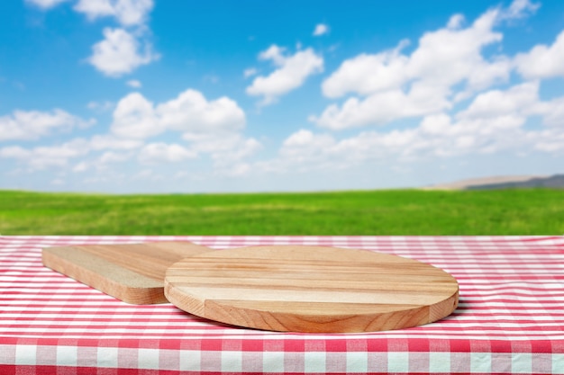 Holztisch mit Feld