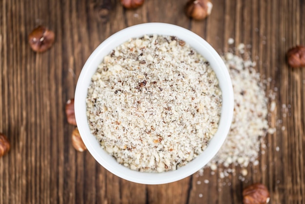 Holztisch mit geerdeten Haselnüssen