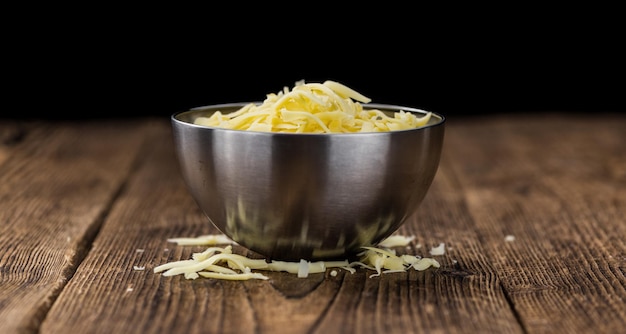 Holztisch mit geriebenem Käse Nahaufnahme erschossen