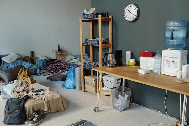 Holztisch mit Küchenutensilien an der Wand