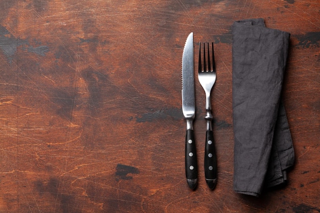 Holztisch mit Messer und Gabel Draufsicht flach liegend mit Kopierraum