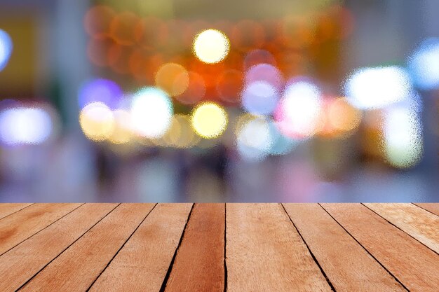 Holztisch mit verschwommenem Bokeh-Hintergrund