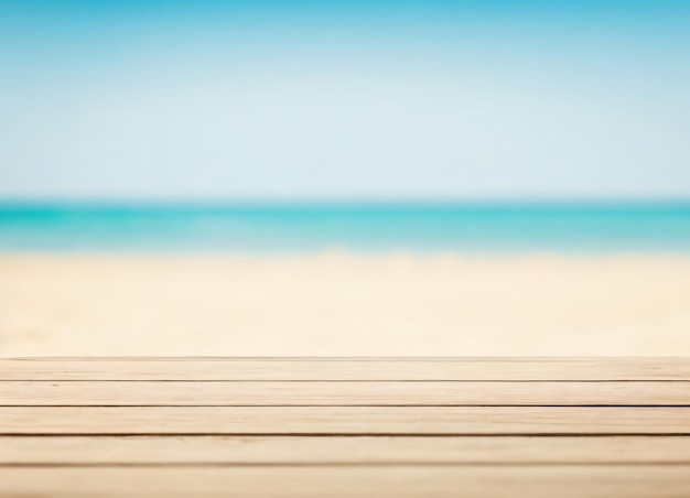 Holztisch mit verschwommenem Strandhintergrund. Attrappe zur Produktpräsentation