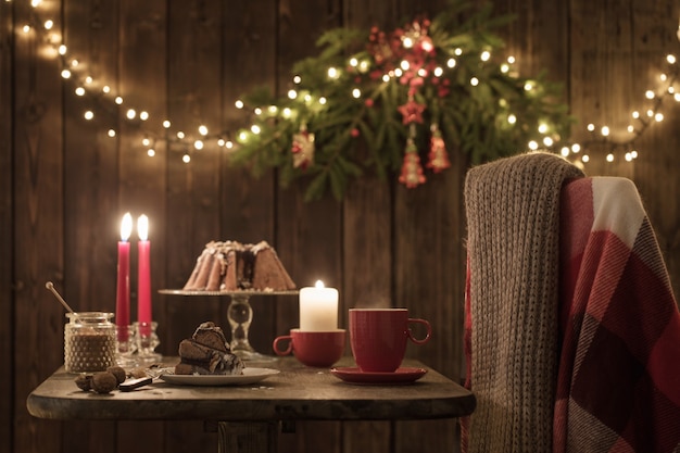 Holztisch mit Weihnachtskuchen und Dekor