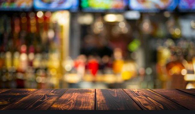 Holztisch rustikale Bar Hintergrund Bar und Restaurant verschwommener Hintergrund mit Textur alten Küchenta...