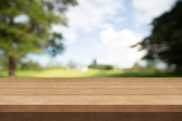 Holztisch und Garten verwischen Hintergrund im Freien