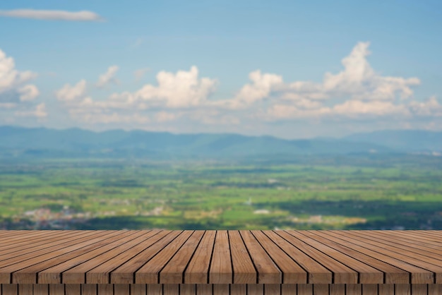 Holztisch und Schönheit verwischen Himmel und Berge als Hintergrund