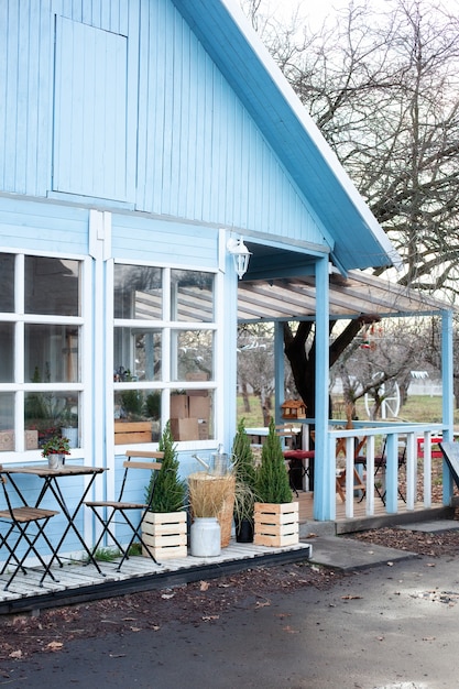 Holztisch und Stühle auf der Veranda des Hauses.