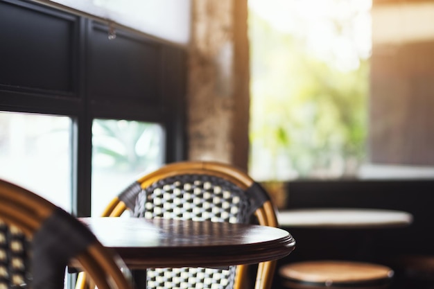 Holztisch und Stühle im Café