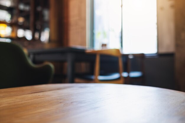 Holztisch und Stühle im Café