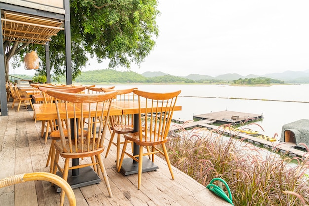 Holztisch und Stuhl im Café-Restaurant an einem See