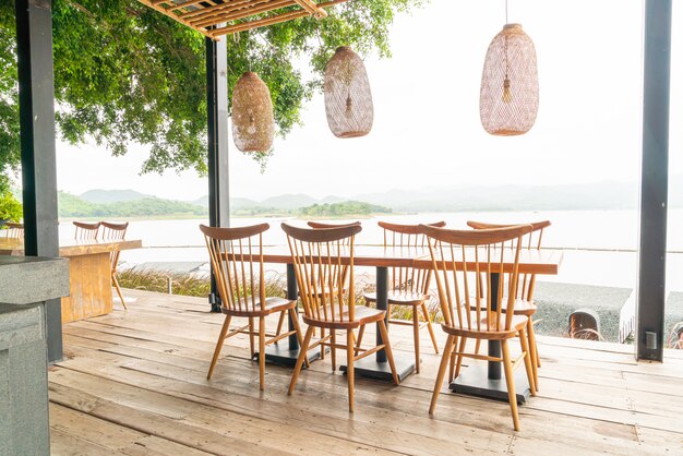 Holztisch und Stuhl im Café-Restaurant