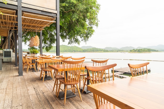 Holztisch und Stuhl im Café-Restaurant