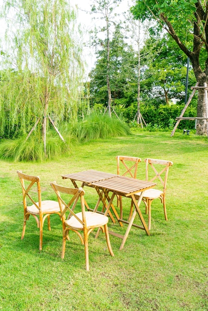 Holztisch und Stuhl im Garten