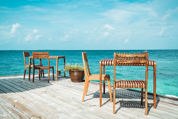 Holztisch und Stuhl mit Meerblick auf den Malediven