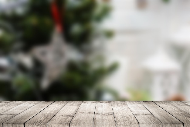 Holztisch und Unschärfehintergrund, Weihnachtshintergrund mit Weihnachtsbaum und Geschenk.