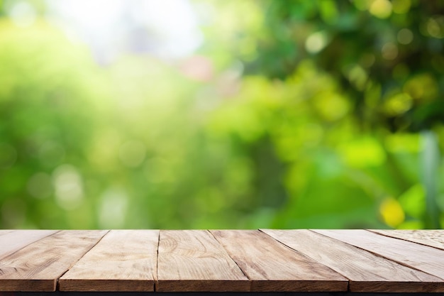 Holztisch und verschwommener grüner Naturgartenhintergrund