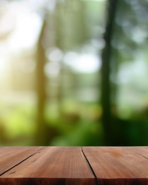 Holztisch und verschwommener grüner Naturgartenhintergrund