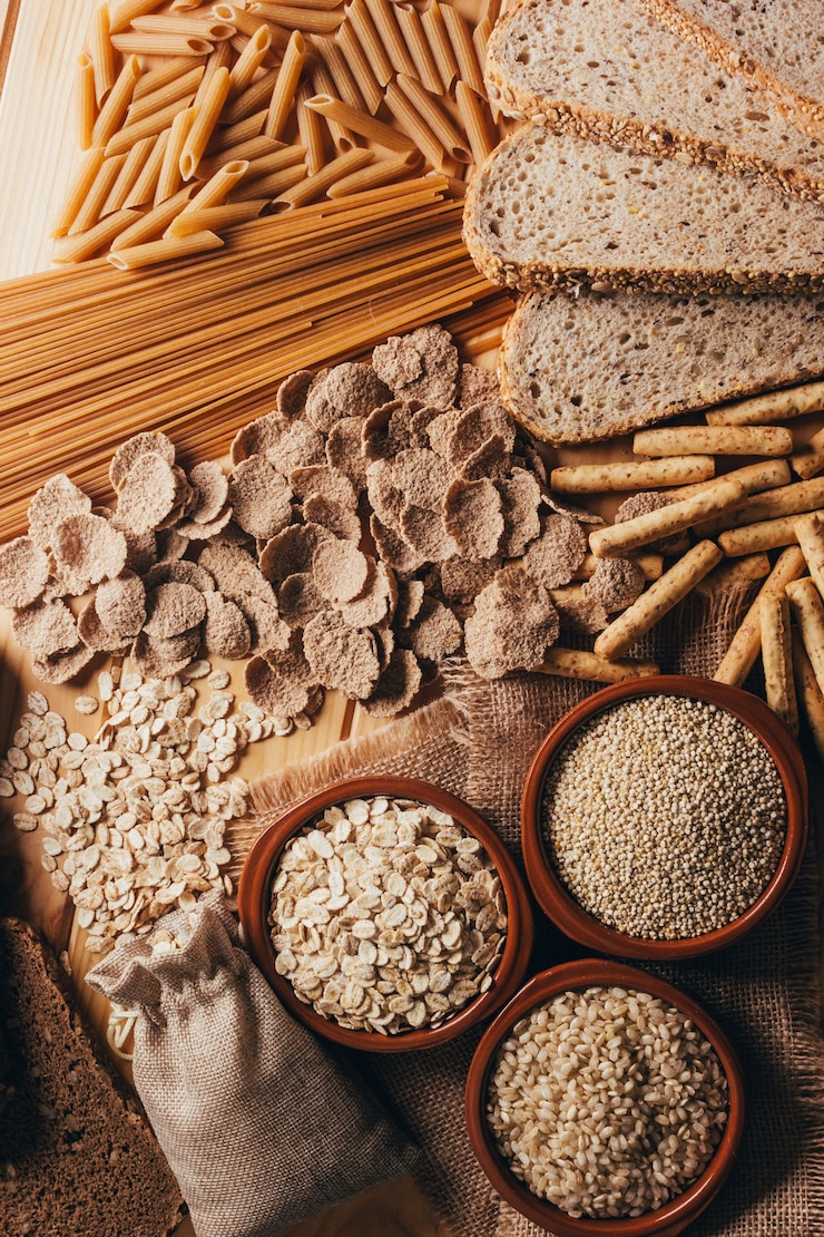 Foto holztisch voller ballaststoffreicher vollkornprodukte, perfekt für eine ausgewogene ernährung
