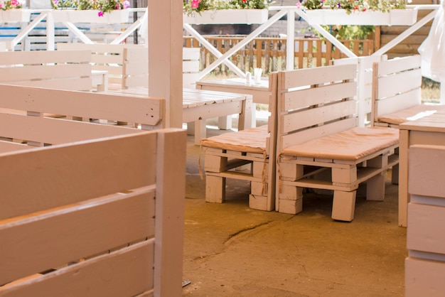 Holztische im Restaurant auf der Terrasse