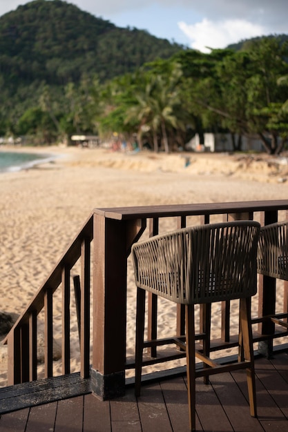 Holztische und Strandbar, Café neben dem Strand.