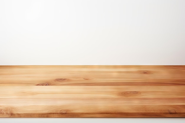 Holztischoberfläche auf weißem Hintergrund, geeignet zum Ausstellen oder Zusammenstellen Ihrer Gegenstände