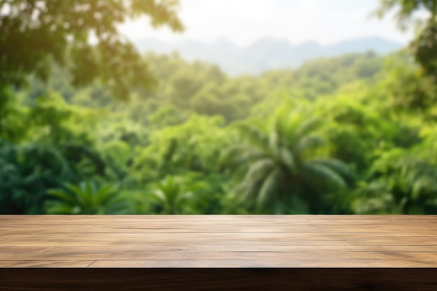 Holztischplatte auf verschwommenem grünem Dschungelhintergrund