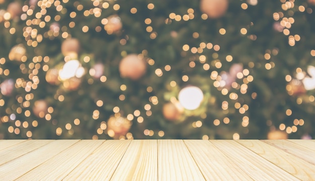 Holztischplatte mit abstraktem Weihnachtsfeiertag festliches Bokeh-Licht auf Baum unscharfem Hintergrund für Montageproduktanzeige