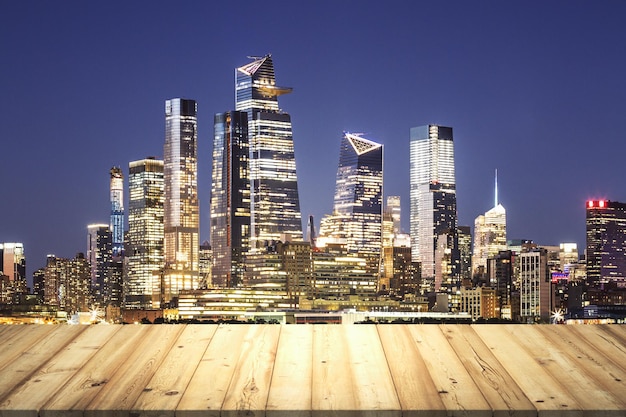 Holztischplatte mit schöner Skyline von New York bei Nacht auf Hintergrundmodell