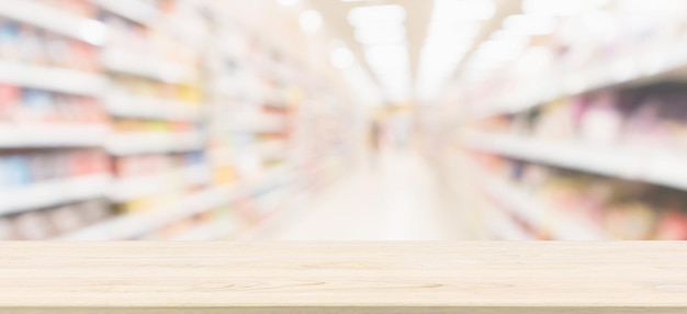 Holztischplatte mit unscharfem Hintergrund im Supermarktgang für die Produktpräsentation