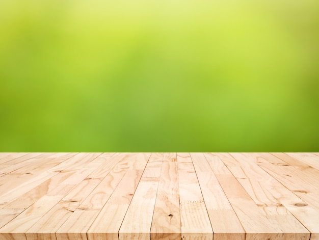 Holztischplatte Textur auf Unschärfe frisches Grün