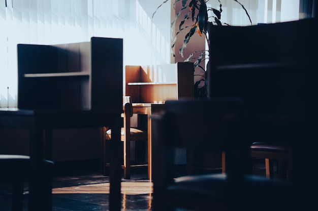 Foto holztischstuhl zum lesen im bibliotheksinnenraum