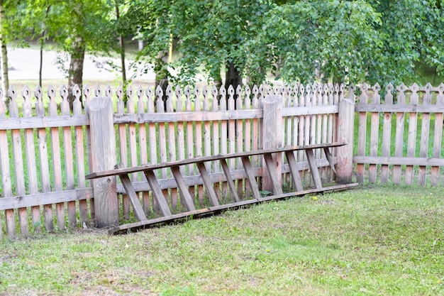 Holztreppe auf dem Straßenlandhof