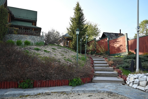 Holztreppe, die zu den Häusern führt