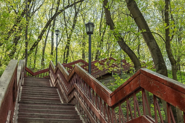 Holztreppe im Freien in einem Moskauer Stadtpark.