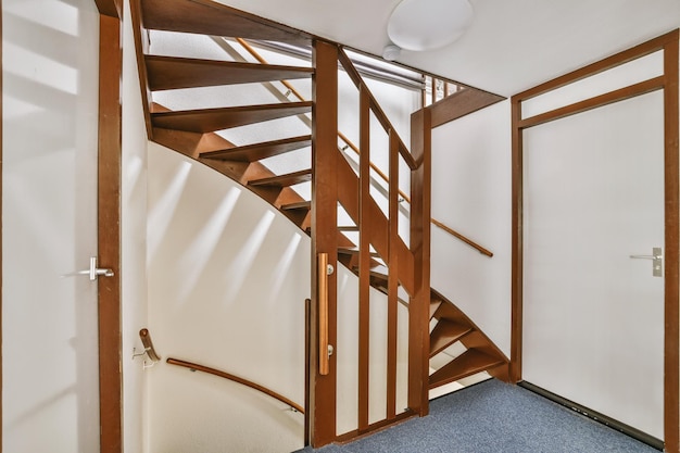 Holztreppe im geräumigen Flur der Wohnung