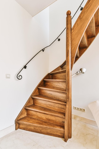 Holztreppe im geräumigen Flur der Wohnung