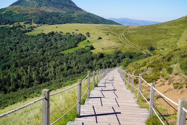 Holztreppe zum Wandern und Zugang zum Vulkan Puy de Dôme in der Auvergne