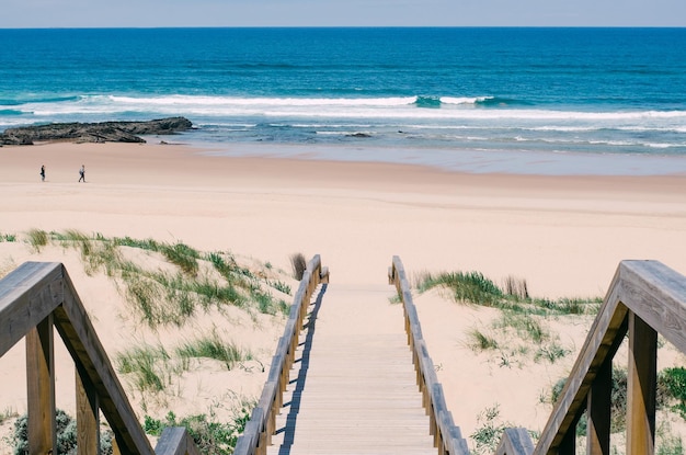 Holztreppen zum Strand und zum Ozean