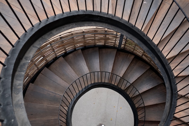 Holztreppenarchitektur, Treppe runter