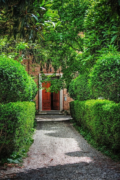 Holztür in einem wunderschönen italienischen Garten