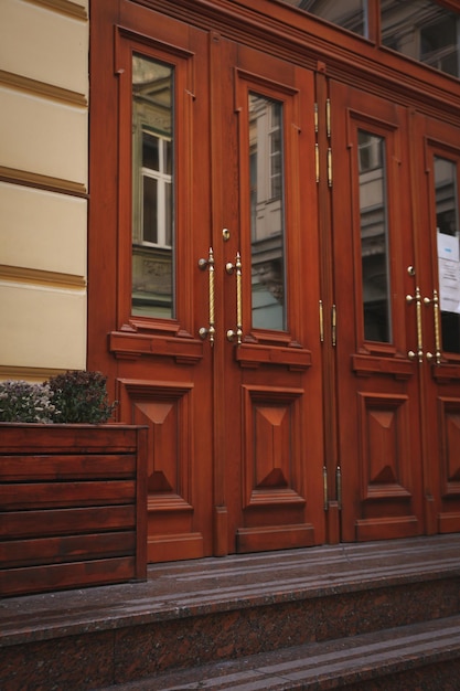 Holztüren des hauses in der stadt lemberg am herbsttag