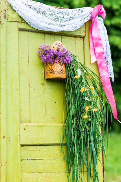 Holztüren mit Blumen geschmückt