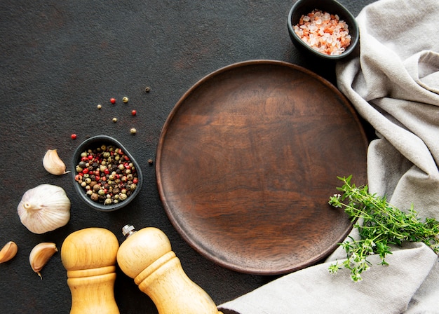 Foto holzutensilien, leerer teller und gewürze kochen