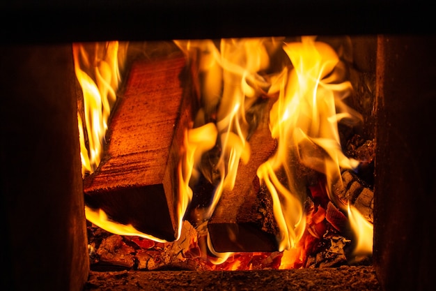 Holzverbrennung im Ofen in einem Haus während des Winters.