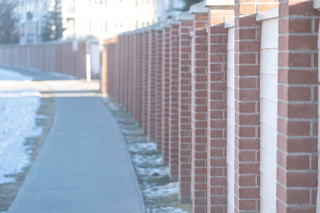 Holzwand neben einem Bürgersteig in der Stadt