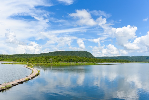 Holzweg auf einer Seelandschaft