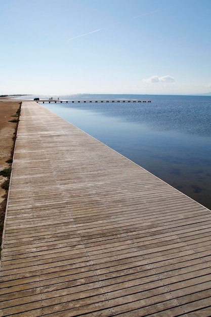 Holzweg neben dem Meer