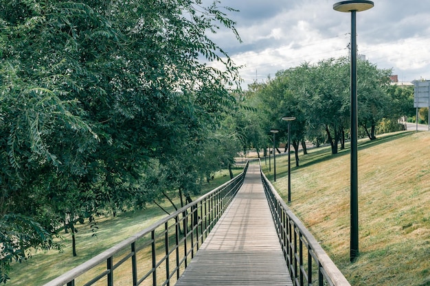 Holzweg zum Park