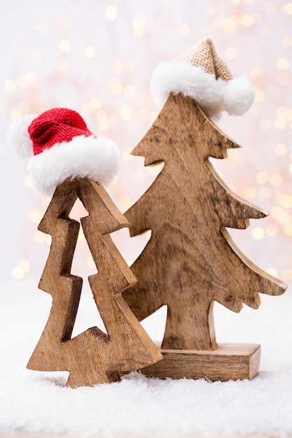 Holzweihnachtsbaum mit Weihnachtsmannmütze.